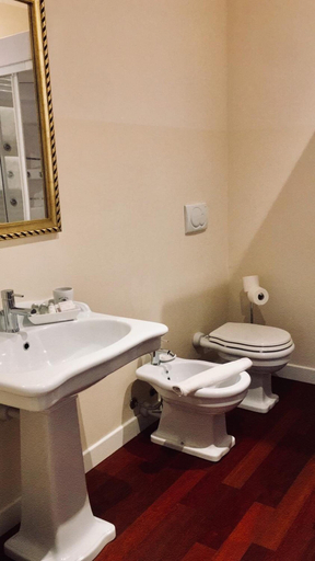 Bathroom 5, Principessa Di Savoia, Cuneo
