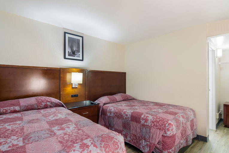 Bedroom 4, Rodeway Inn Greeley, Weld
