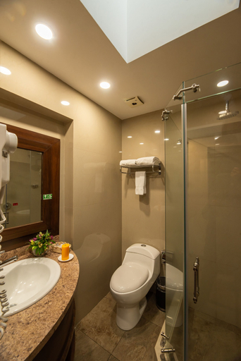 Bathroom 5, Quindeloma Art Hotel And Gallery, Riobamba
