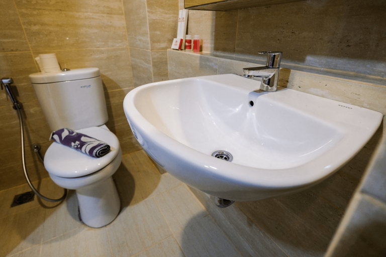 Bathroom 5, Exclusive Studio Apartment Springwood Residence By Travelio, Tangerang