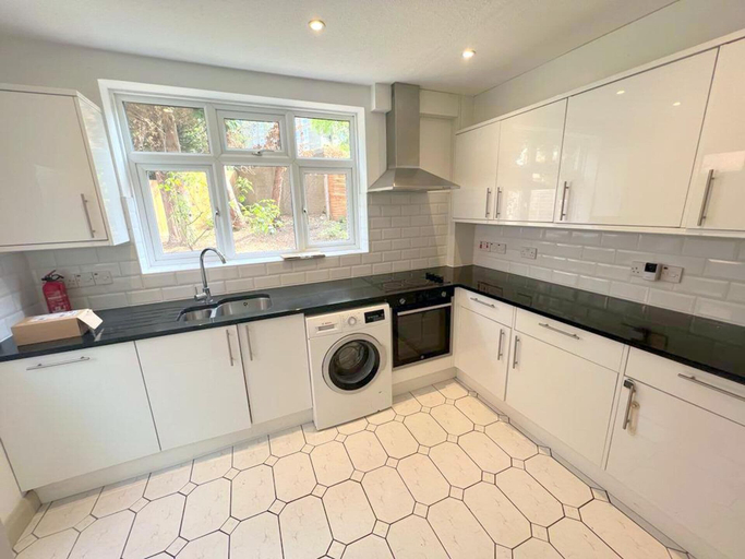 Others 3, Twin Studio Flat in Sutton - Ground Floor, London
