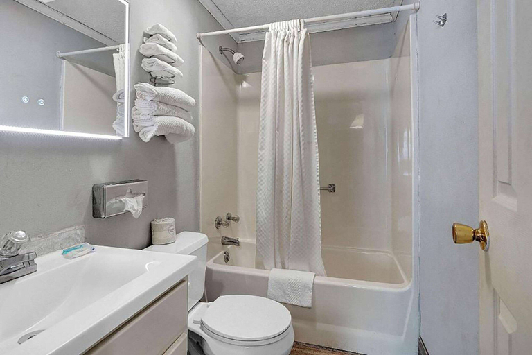 Bathroom 5, Days Inn by Wyndham Liverpool/Syracuse, Onondaga