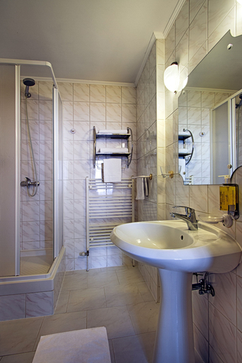 Bathroom 4, Red Lion, Praha 6
