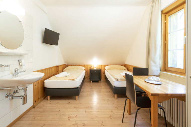 Bedroom 3, Hostel by Randolins, Maloja