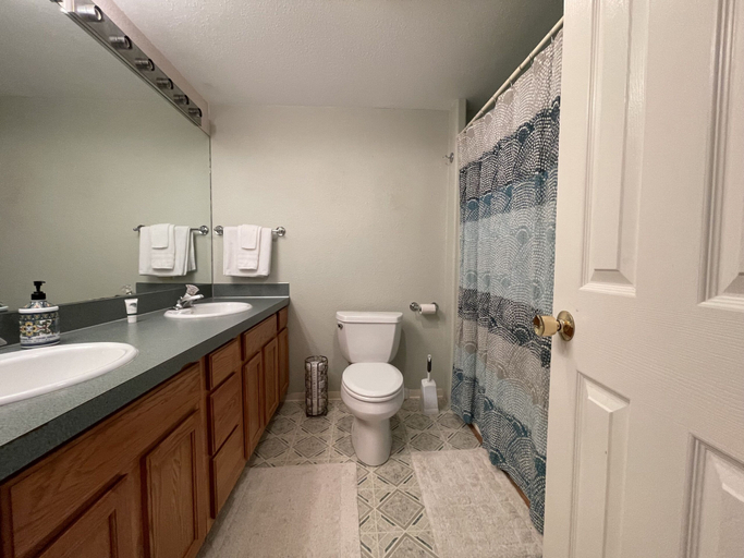 Bathroom 4, Bayshore RV Park & Guest Suites, Pacific