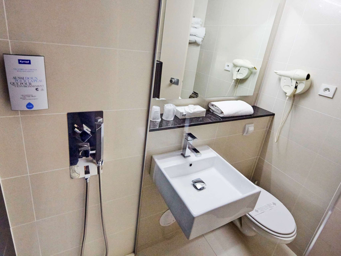 Bathroom 5, Kyriad Meaux, Seine-et-Marne
