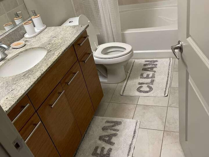 Bathroom, Mickey Magical 1BR Soft-Loft Deep Ellum, Dallas