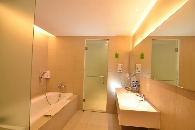 Bathroom 5, GRAND ZURI DUMAI, Dumai