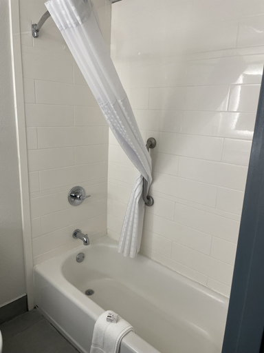 Bathroom 5, Wingate by Wyndham Savannah Gateway, Chatham