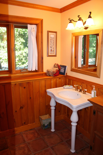 Bathroom 3, Honey Maple Grove BnB, Westchester