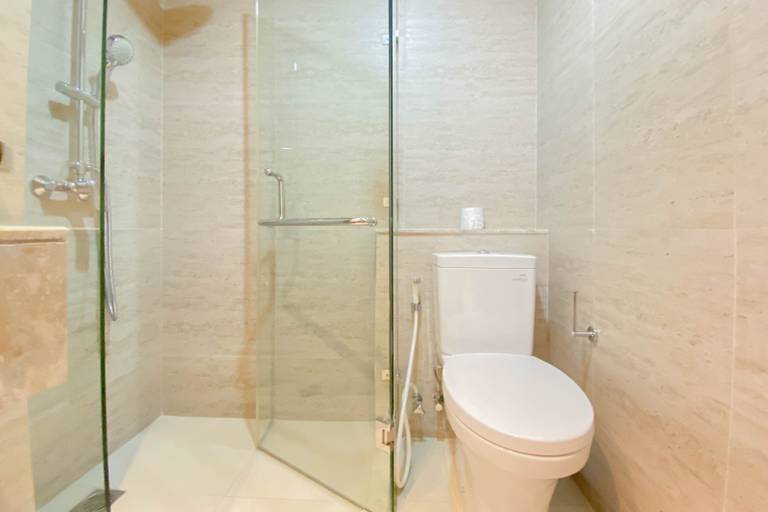 Bathroom 5, Modern and Homey 1BR (No Kitchen) Gold Coast Apartment By Travelio, Jakarta Utara