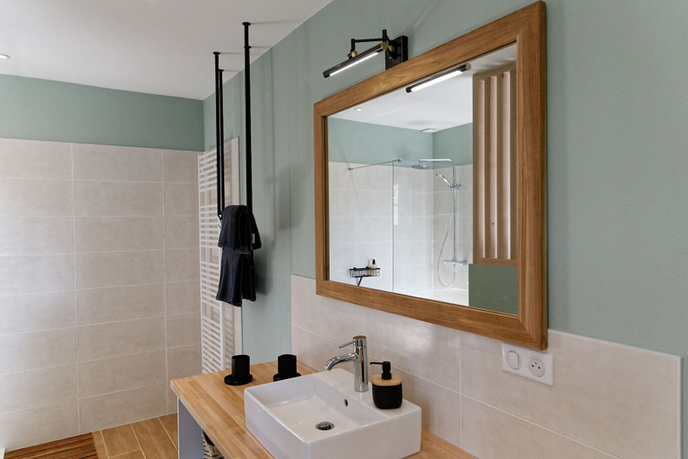Bathroom 5, Mastignac, Vaucluse