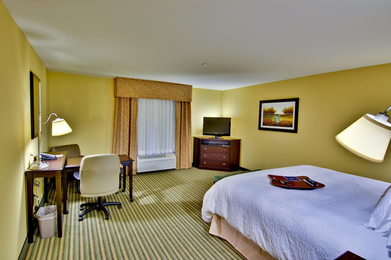 Bedroom 3, Hampton Inn & Suites Moreno Valley, Riverside