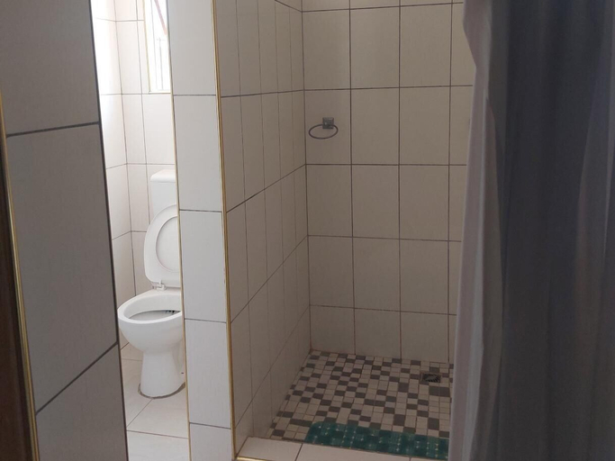 Bathroom 3, P Wake Guesthouse, Opuwo