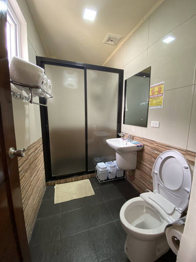 Bathroom 3, Minshuku KCS Hotel and Restaurant, Abra de Ilog