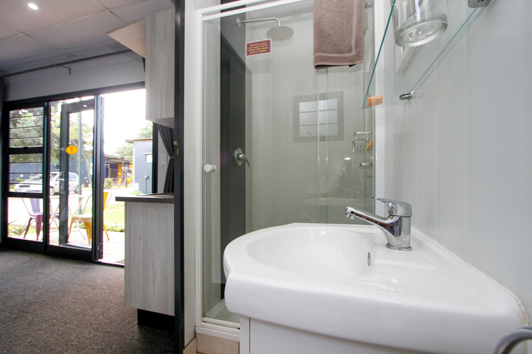 Bathroom 3, Sleepover Komatipoort, Ehlanzeni