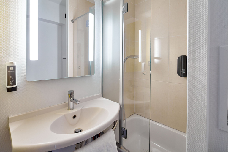 Bathroom 4, B&B HOTEL Orly Chevilly-Larue, Val-de-Marne
