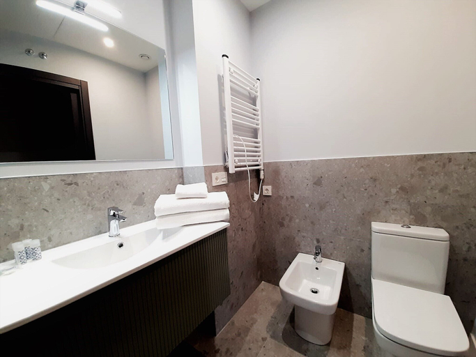 Bathroom 3, Apartamentos Vega by gaiarooms, Salamanca