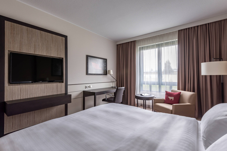 Bedroom 3, Munich Airport Marriott Hotel, Freising