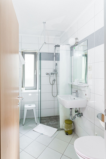 Bathroom 4, Hotel Korotan, Wien