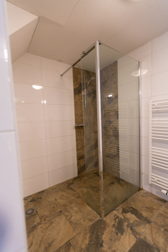 Bathroom 3, Allure Garden Apartments, Amsterdam
