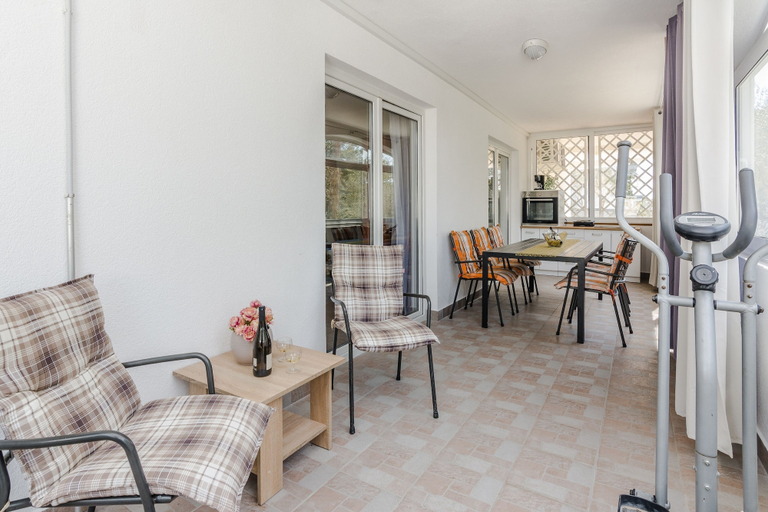 Others 4, Apartment Jagunic, Vir