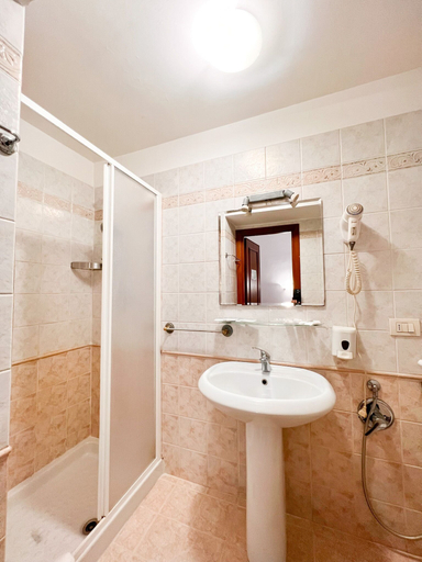 Bathroom 4, Alius And Freerome Hotel, Roma