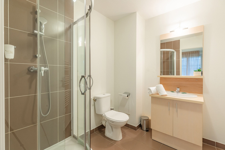 Bathroom 4, Appart’City Confort Toulouse Purpan, Haute-Garonne