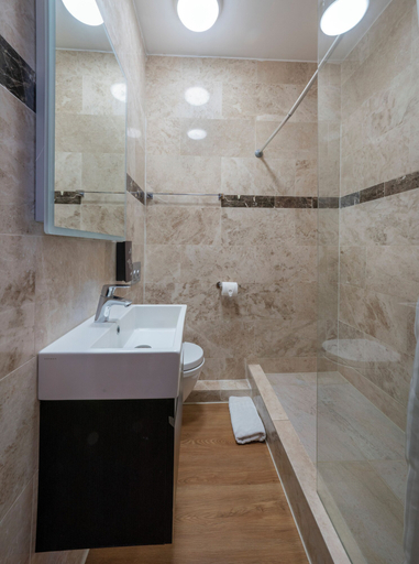 Bathroom 3, Berkley Aparthotel, London