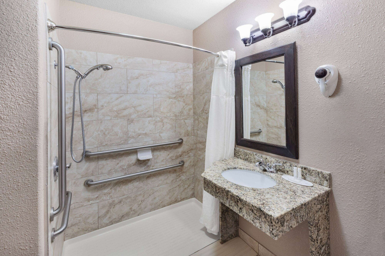 Bathroom 4, Baymont by Wyndham Cuero, Dewitt