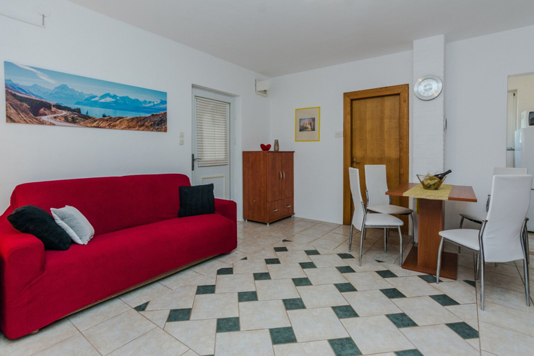 Others 5, Apartment Jagunic, Vir