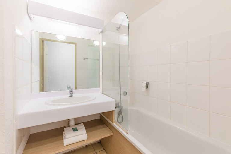 Bathroom 3, Appart’City Classic Aix en Provence – La Duranne, Bouches-du-Rhône