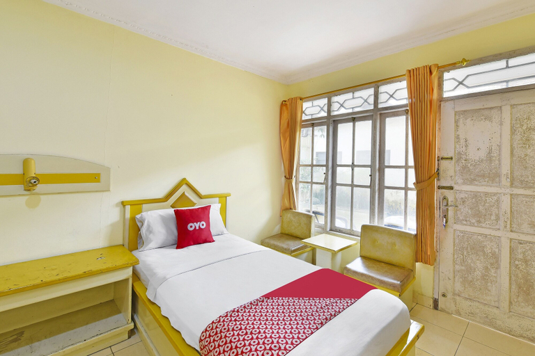 Bedroom 2, OYO 3722 Hotel Mutiara, Banyumas