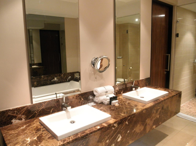 Bathroom 5, The Royal Marang Hotel, Bojanala