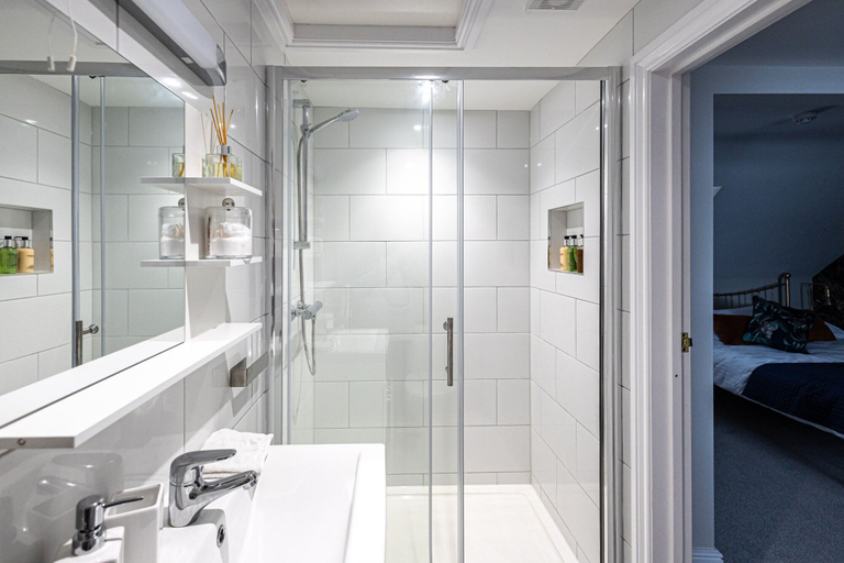 Bathroom 4, Channel View Guest House, Dorset