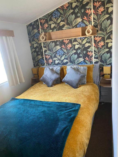 Bedroom 4, Sleeps 6, Gym, Entertainment, Pool, Beach, Denbighshire