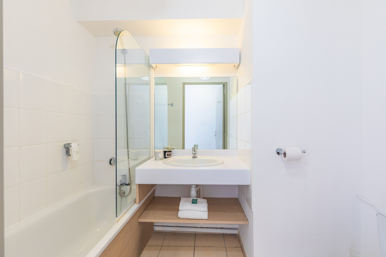 Bathroom 4, Appart’City Classic Aix en Provence – La Duranne, Bouches-du-Rhône