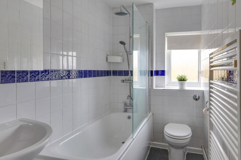 Bathroom, BookedUK - Bright flat in Harlow, Essex