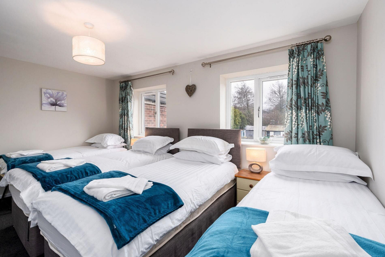 Room 3, Stunning 3BD Home Hillsborough Sheffield, Sheffield