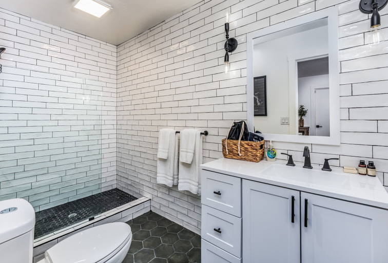 Bathroom 3, The Four Daughters, Madera