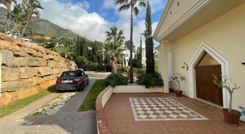Villa Olga MARBELLA- GOLDEN MILE -Breathtaking SEA VIEW- PRIVATE POOL, Málaga