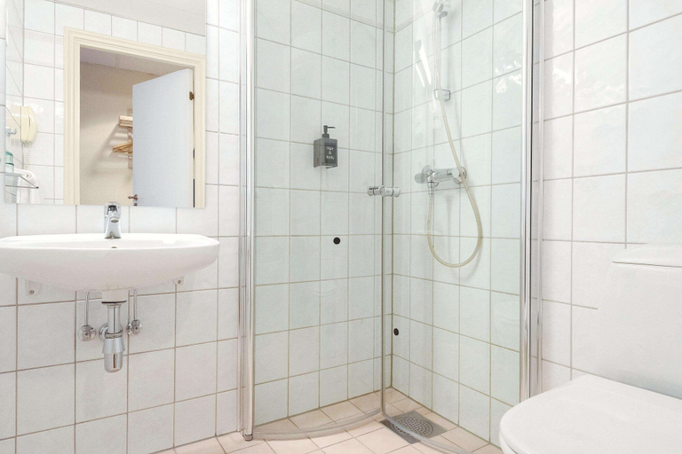 Bathroom 4, Sure Hotel by Best Western Ole Tobias, Rana
