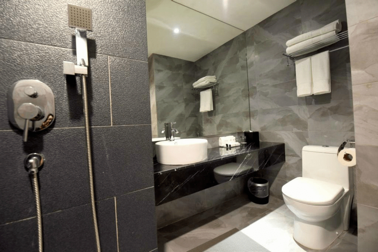 Bathroom 10