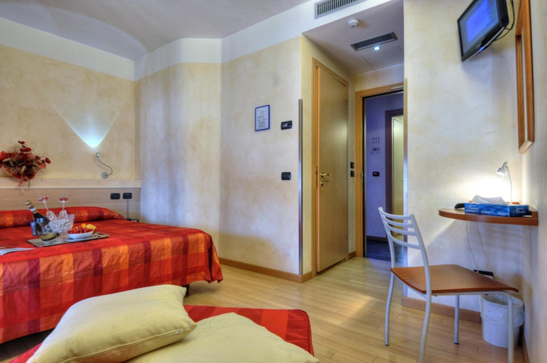 Bedroom 4, Hotel Savoia, Udine