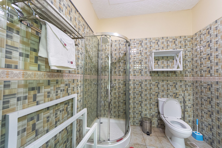 Bathroom 4, Las Vegas Garden Hotel, Kampala