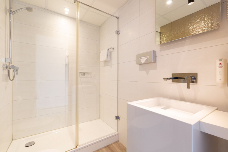 Bathroom 5, Amrath Airport Hotel Rotterdam, Rotterdam
