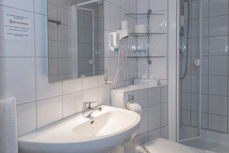 Bathroom, Hotel & Restaurant Becher, Göppingen