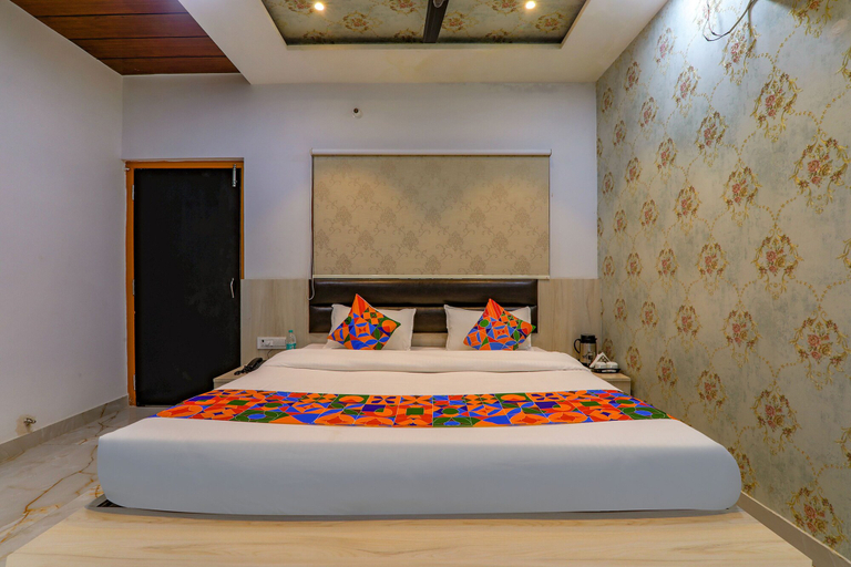 Bedroom 2, FabHotel Super 3 Premium - 800m from Kashi Vishwanath Temple, Varanasi