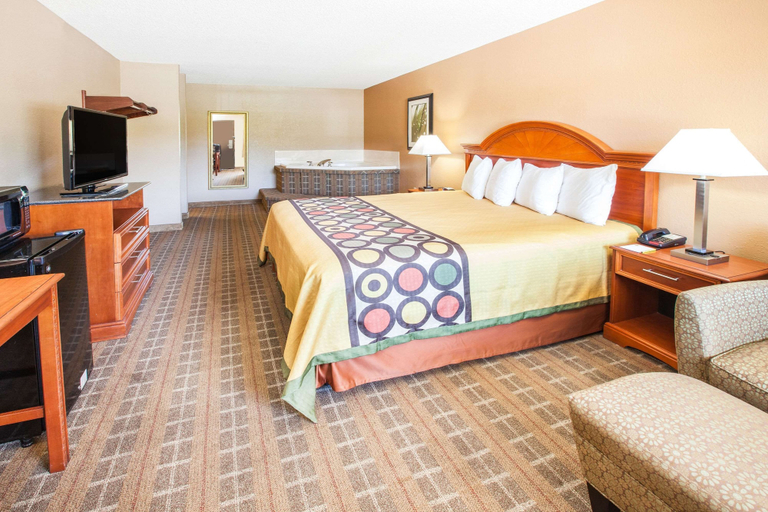Bedroom 3, Super 8 by Wyndham Clinton, Van Buren