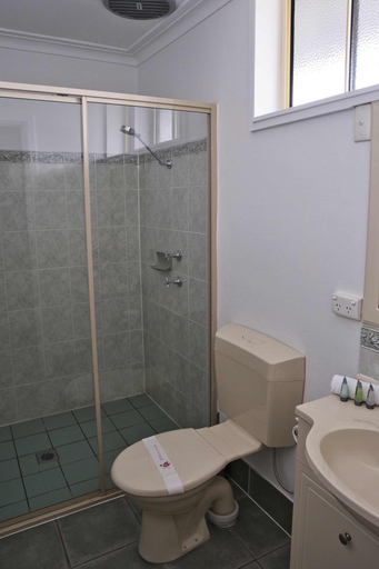 Bathroom 3, Leeton Centre Motel, Leeton